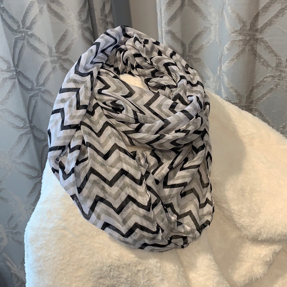 EUC:  Black gray chevron infinity scarf